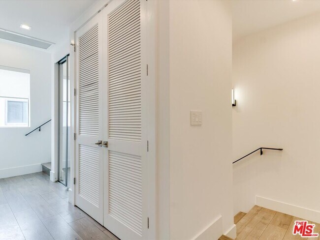 Building Photo - 4830 Pickford St