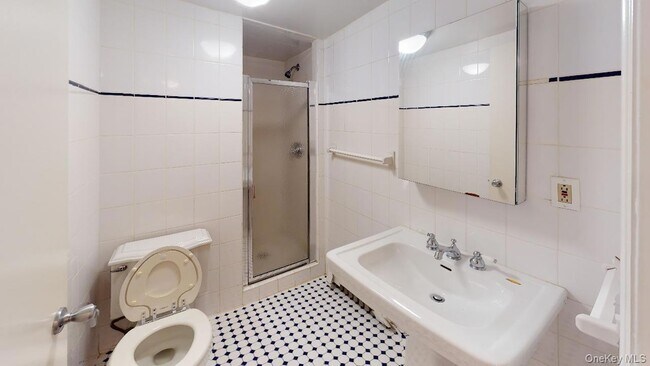 Building Photo - 382 Burns Street Unit 1
