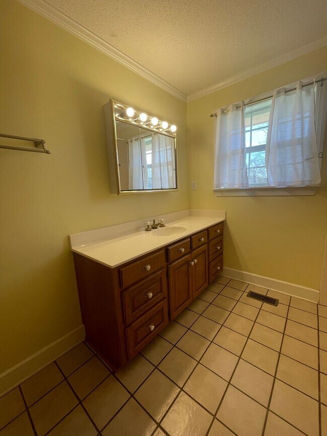 Building Photo - Spacious country home for lease