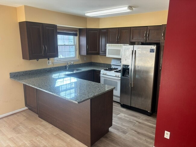 Building Photo - **NEW CARPETING** Abbey Lane Townhome 3 Beds 3 Baths!!