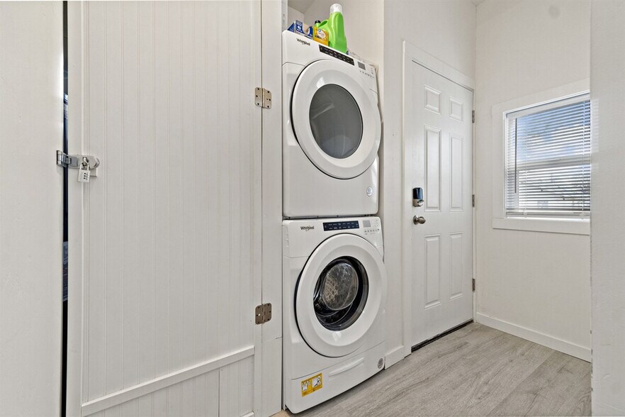 Building Photo - 523 18th Ave S