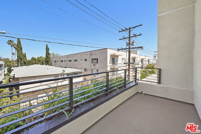 Building Photo - 1204 N Orange Grove Ave