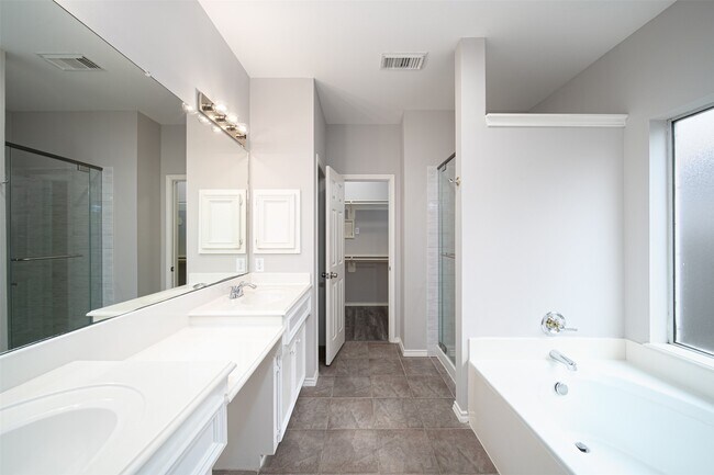 Building Photo - 3627 Midland Dr