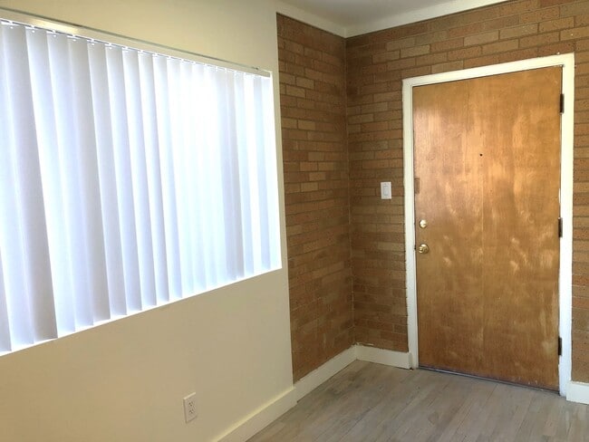 Building Photo - Beautiful 2 Bedroom Apartment with Office in Sugar House!