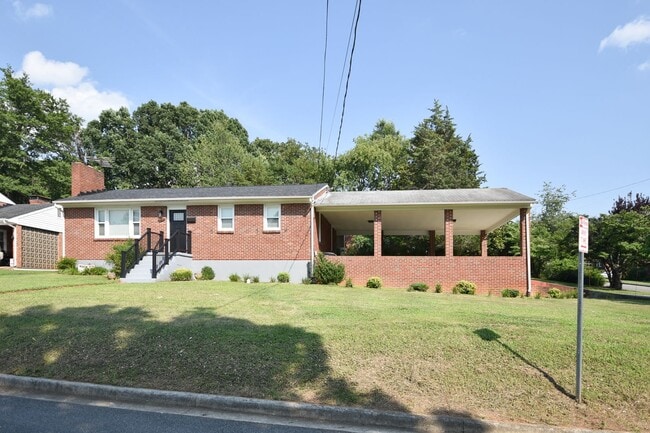 Building Photo - 5 Bedroom || 2 Bathroom - Single Family Ho...
