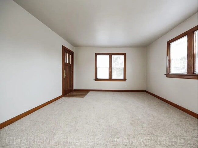 Building Photo - Charming 3 BD Home Across from Emerson Park – Move-In Ready!