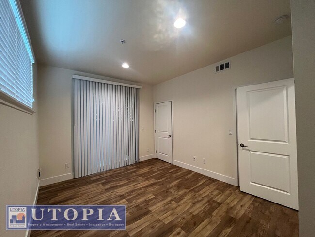 Building Photo - Spacious and Modern 3-bedroom, 3.5 bathroo...