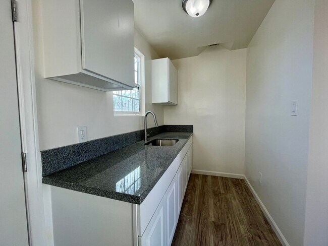 Building Photo - 6200-6202