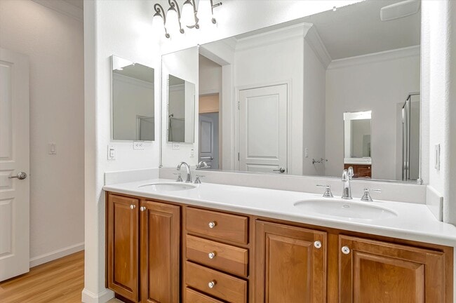 Building Photo - Gorgeous 2 Bedroom 2.5 Bathroom Townhome - Incredible Location