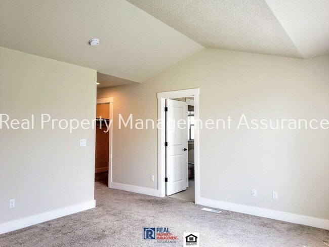 Building Photo - Charming 4 Bedroom!! Move In Ready!