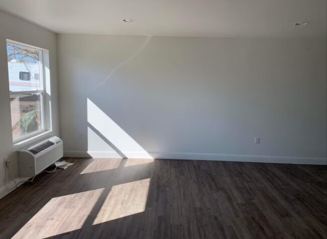 Building Photo - 802-804 W 6TH ST