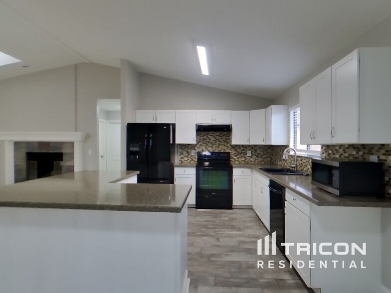 Building Photo - 2360 Date Palm Dr