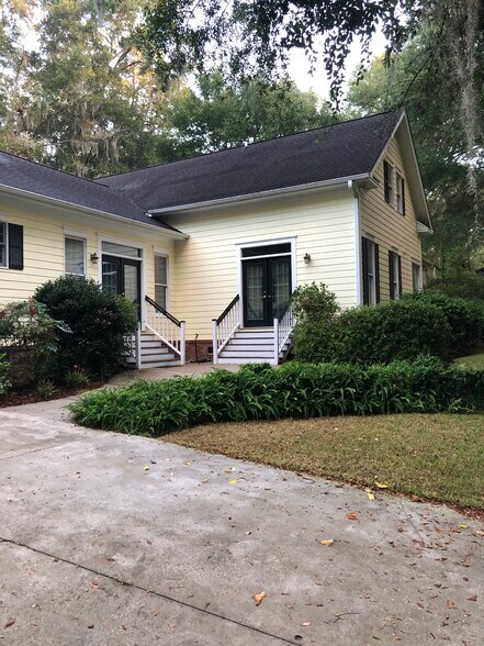 Back - 15 Morven Ln