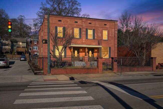 Building Photo - 823 McCallie Ave