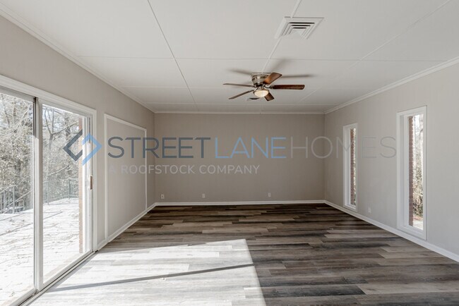 Building Photo - NOW OFFERING $250 OFF FIRST FULL MONTH IF ...