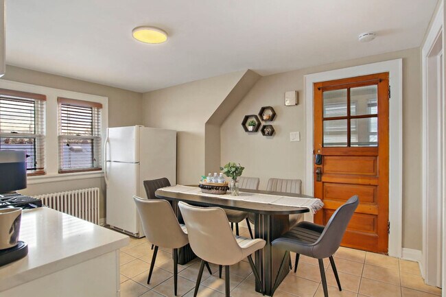 Building Photo - 3446 N Ozark Ave