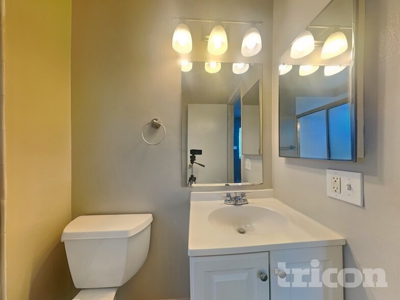 Building Photo - 1270 Kings Row