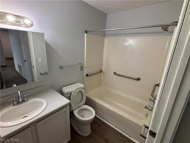 Building Photo - 59 Lincoln Way E