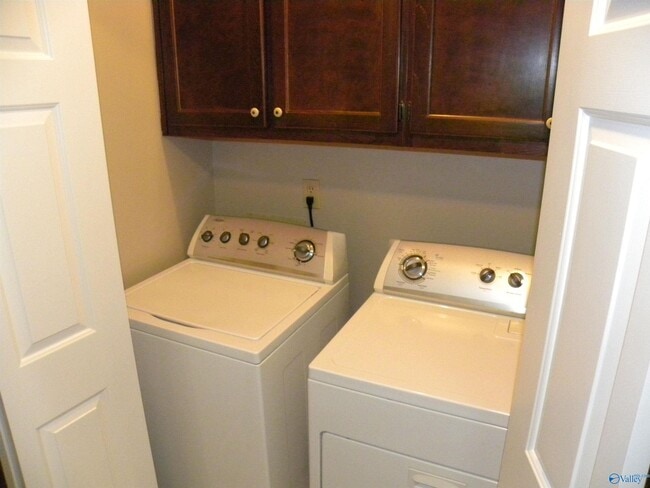 Building Photo - 102 W Lake Cir