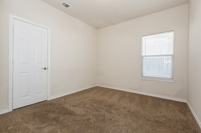 Building Photo - Great 3 bed/2 bath Home Backing onto Holland Park Recreation Area/Trail!!