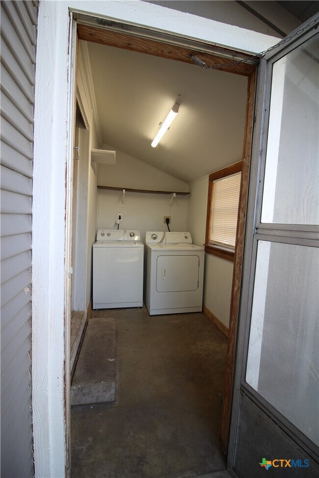 Building Photo - 516 E Mountain St