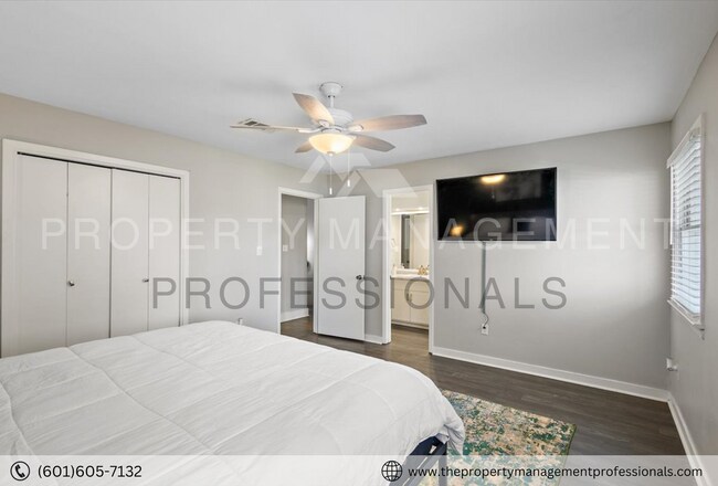 Building Photo - Cute & convenient