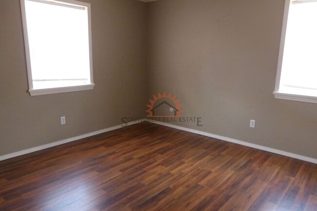 Building Photo - Cute 2 bedroom duplex
