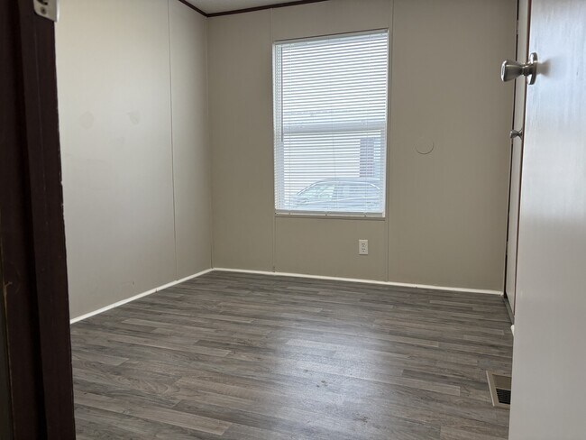 Building Photo - 603 Aster Bend