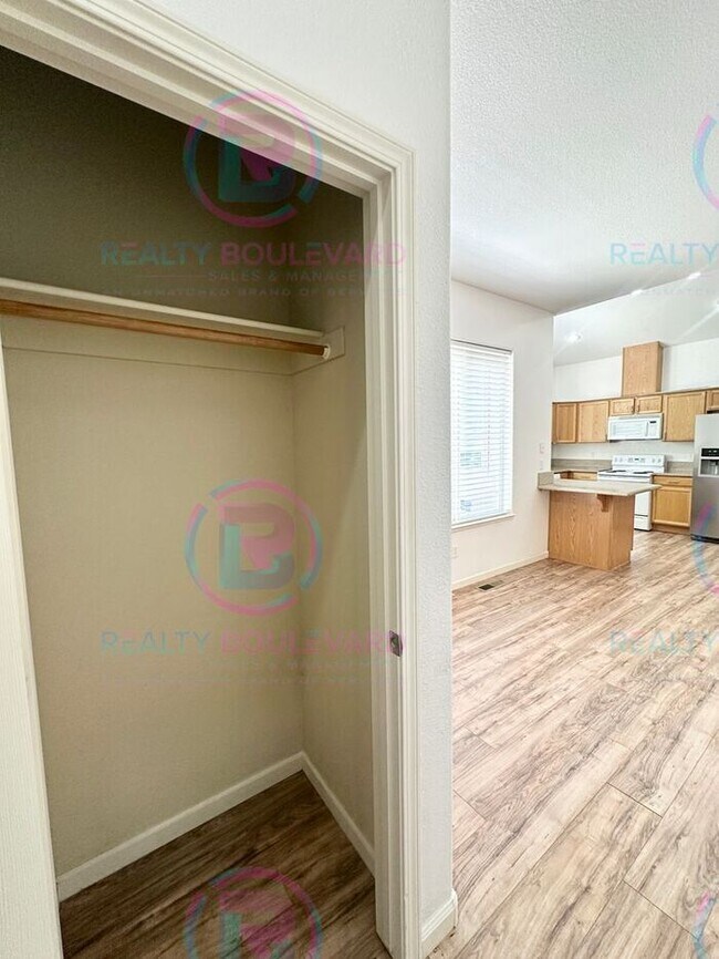 Building Photo - 3 Bedroom 2.5 Bathroom + Loft & 2 Car gara...