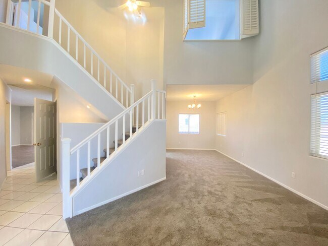 Building Photo - FANTASTIC SINGLE-FAMILY HOUSE WITH 4 BEDROOMS