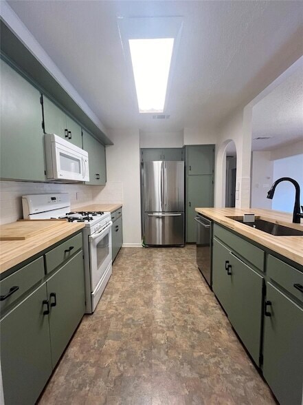 Building Photo - 8702 Dawnridge Cir
