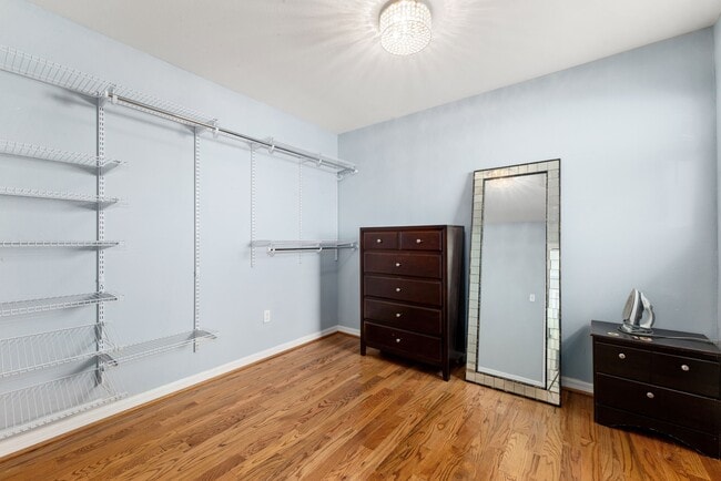 Building Photo - 2116 Live Oak St