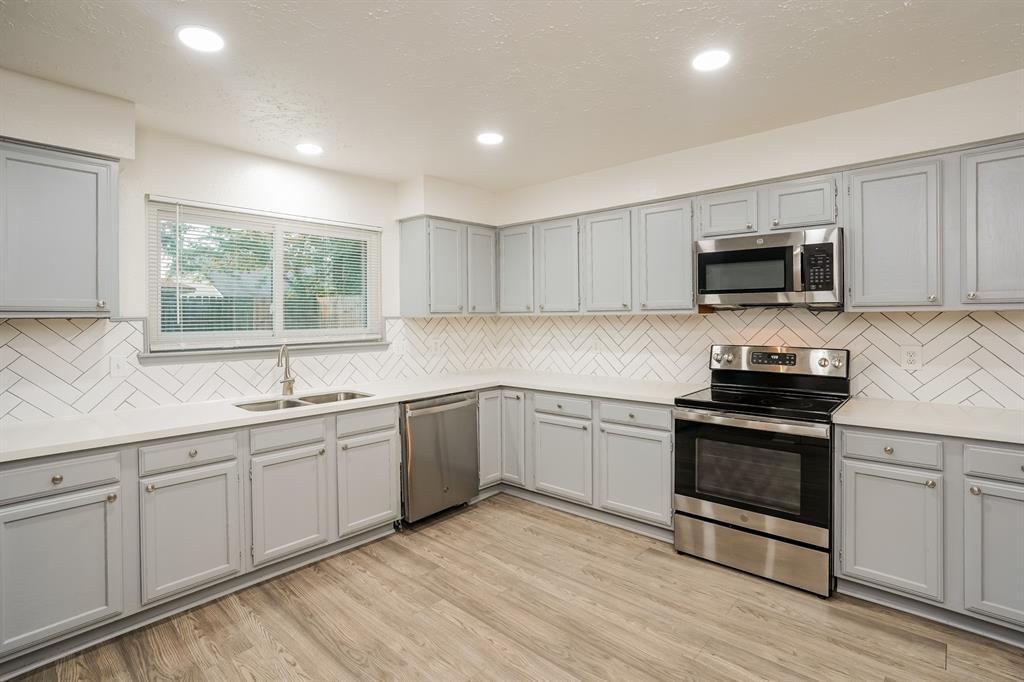 Building Photo - 13430 Piney Oaks Dr