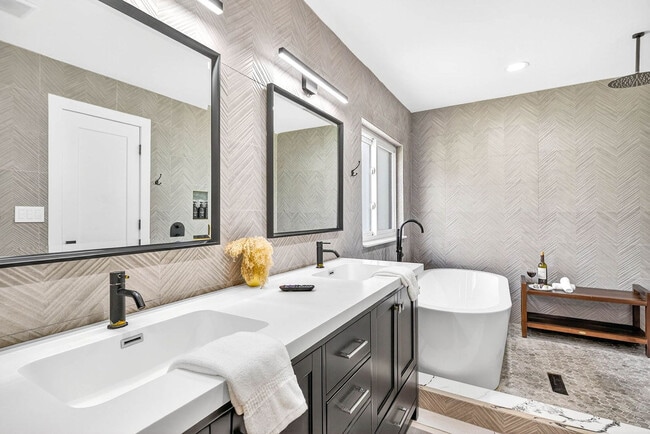 Building Photo - 318 S Burlingame Ave