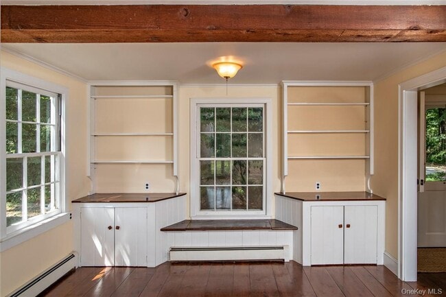 Building Photo - 332 Quaker Hill Rd