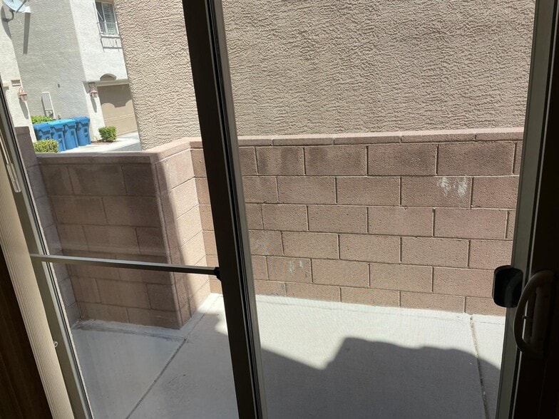 patio 1st floor room - 11372 Colinward Ave