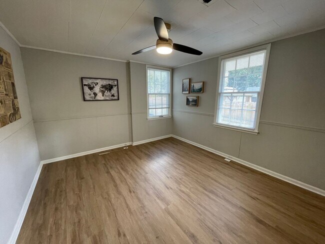 Building Photo - Large 2/1 House in Celanese- $1,495