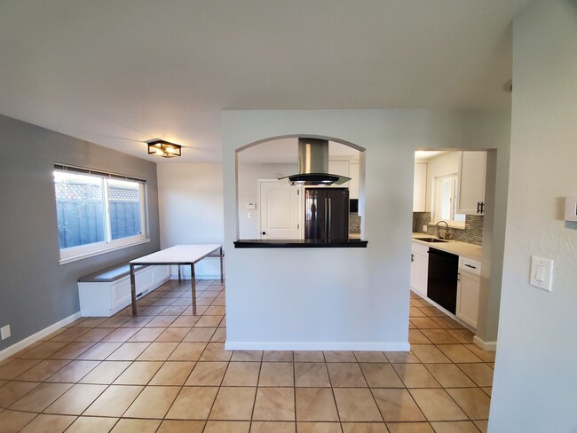 Building Photo - Remodeled 2 bedrom duplex centrally locate...