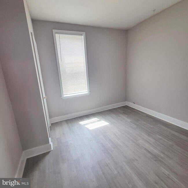 Building Photo - 5426 Regent St