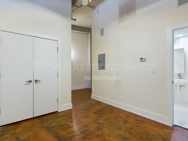 Building Photo - 815 Perry St