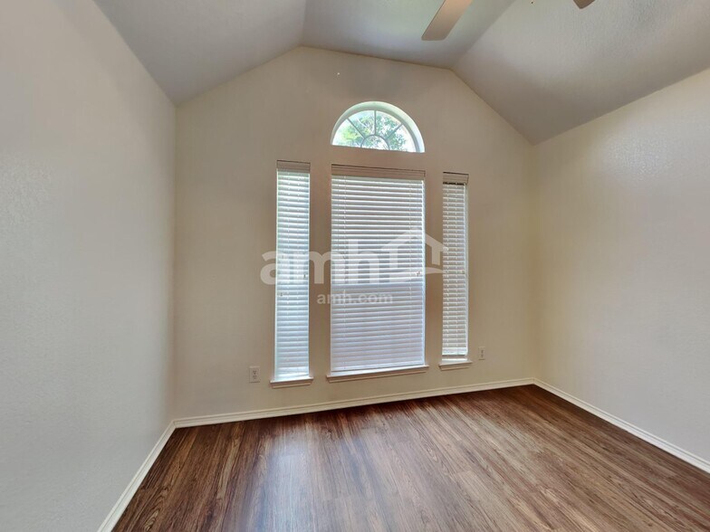 Building Photo - 733 Morgan Dr