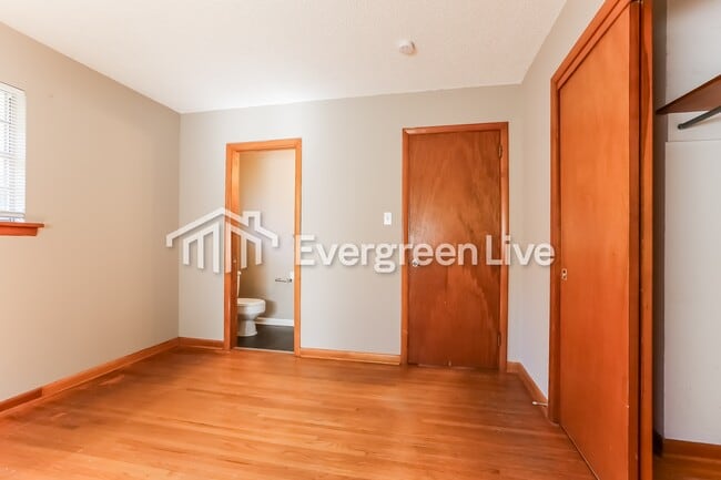 Building Photo - 805 W 58th St