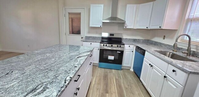 Building Photo - Beautifully Renovated 4BD/1BA Home w/ Finished Basement in Hickory!