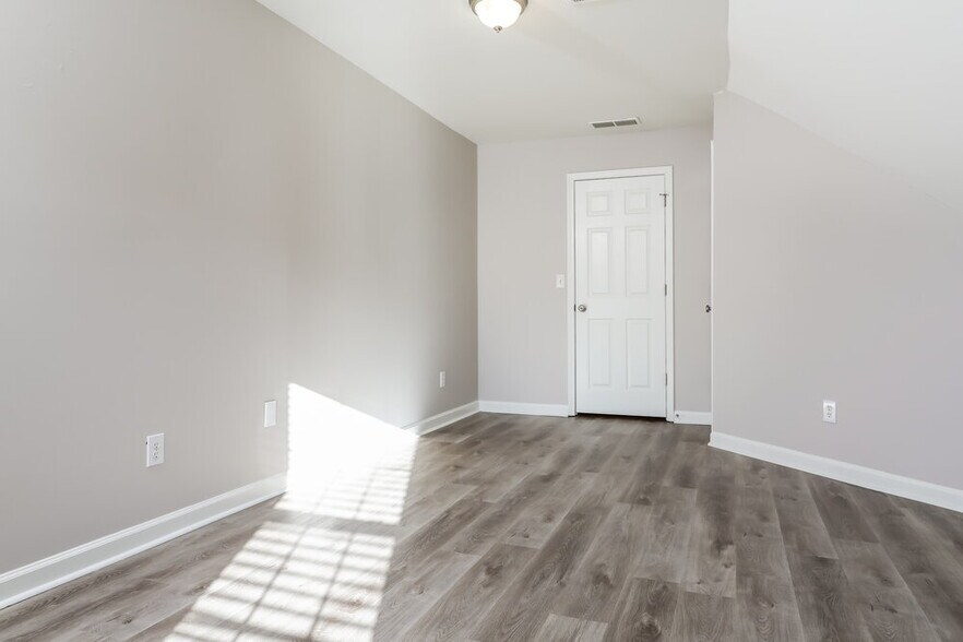 Building Photo - 5130 Villas Terrace