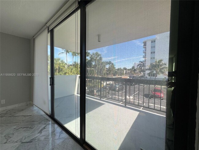 Building Photo - 4800 Bayview Dr