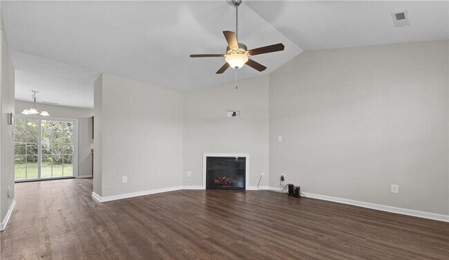 Building Photo - 1595 Rossmore Dr