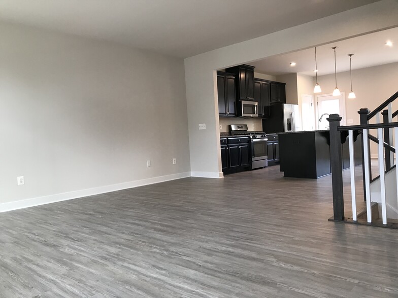 Building Photo - 7817 Cove Point Dr