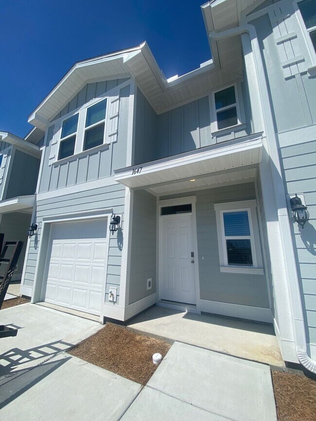 Building Photo - Modern, Spacious & Efficient Townhome in Lynn Haven! *1/2 OFF Security Deposit for Active-Duty Mi...