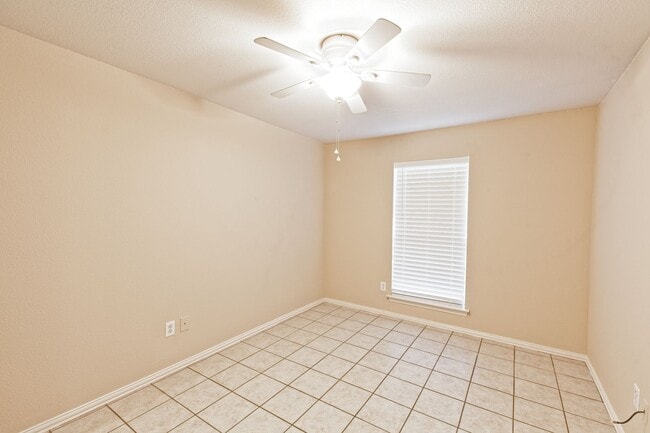Building Photo - Duplex for lease with private backyard