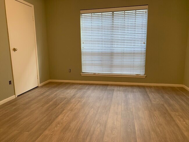 Building Photo - 11201 Lynbrook Dr